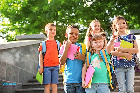 Kindergruppe mit Schulranzen.